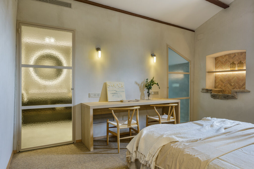 Habitación de Can Riera en Banyoles por Norden Interiorisme