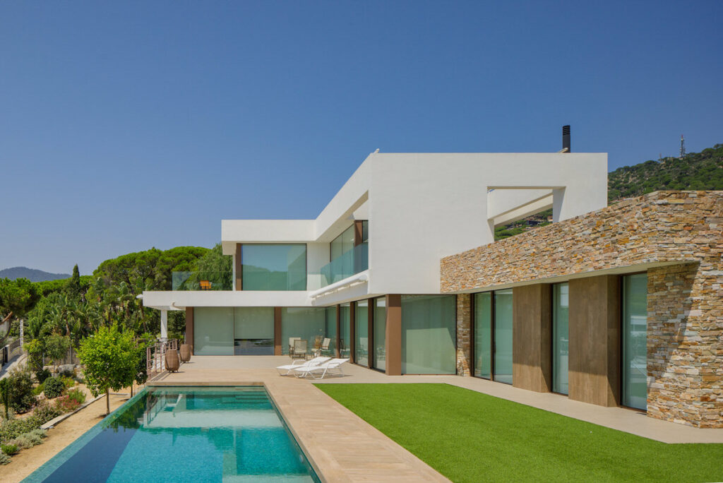 Exteriores Casa Cabrils por MRG Arquitectura