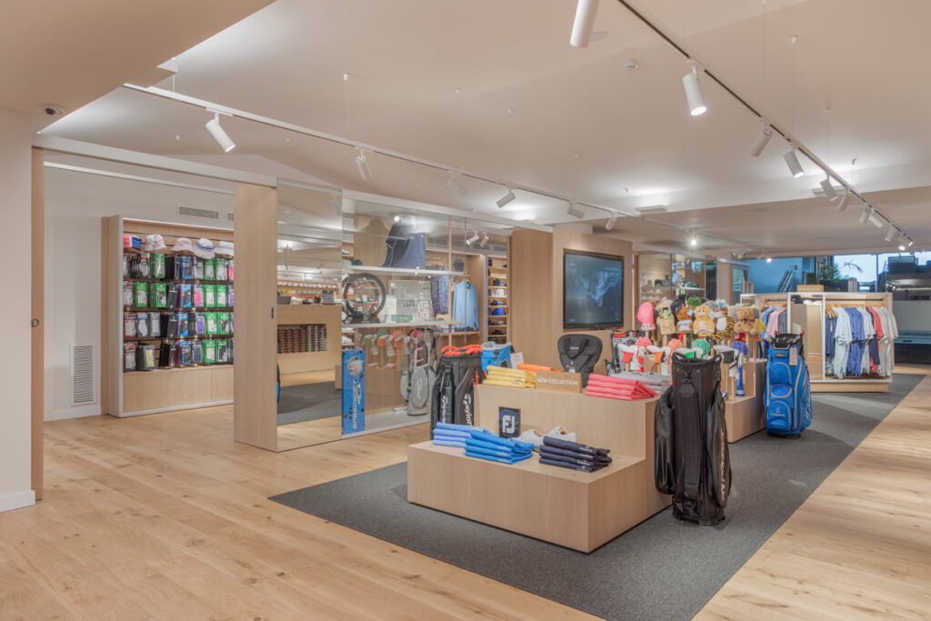 Interior tienda Club House Camiral