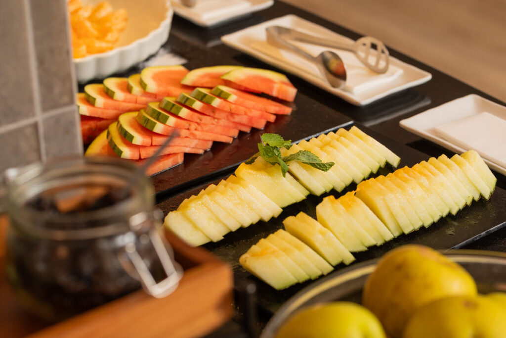 fotografía hotelera profesional de un buffet con alimentos frescos