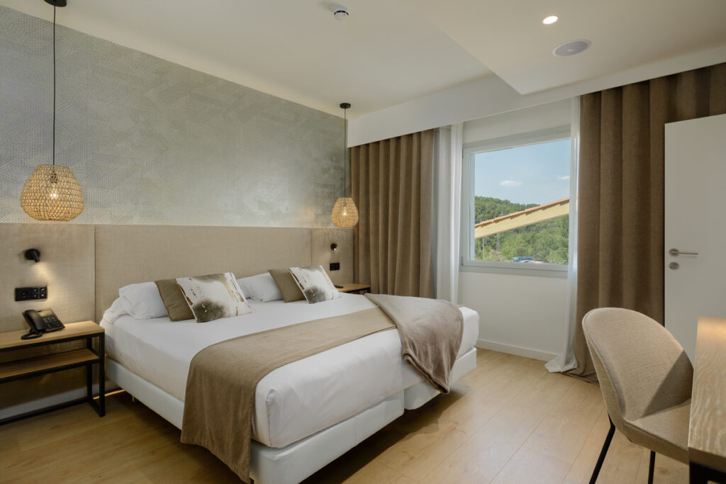 Habitación hotel costabella en Girona