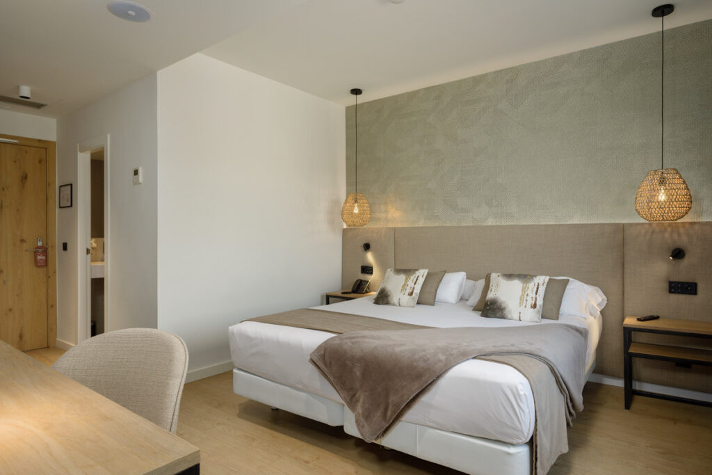 Habitación hotel costabella en Girona