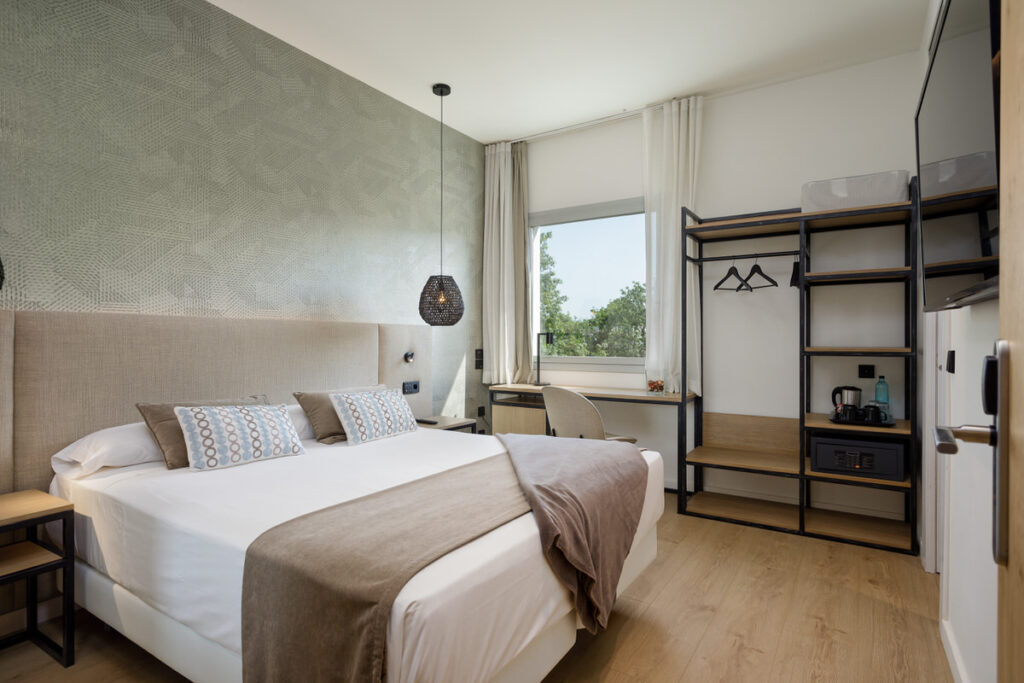 Habitación hotel costabella en Girona