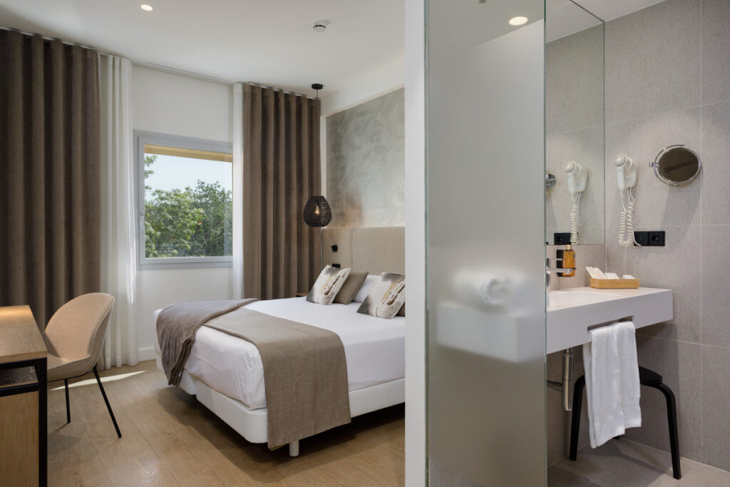 Habitación hotel costabella en Girona