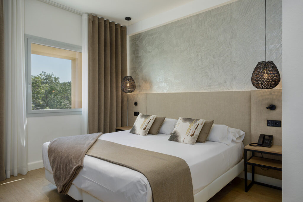 Habitación hotel costabella en Girona