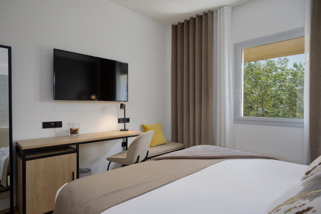 Habitación hotel costabella en Girona