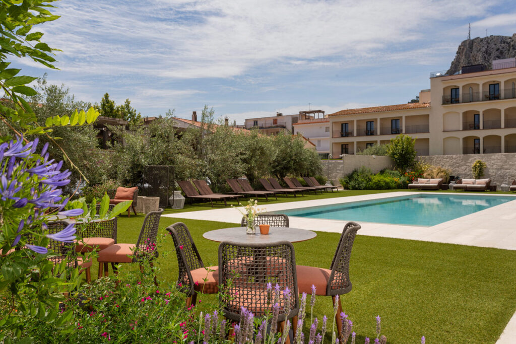 Exteriores y piscina del Hotel Marconia en l'Estartit