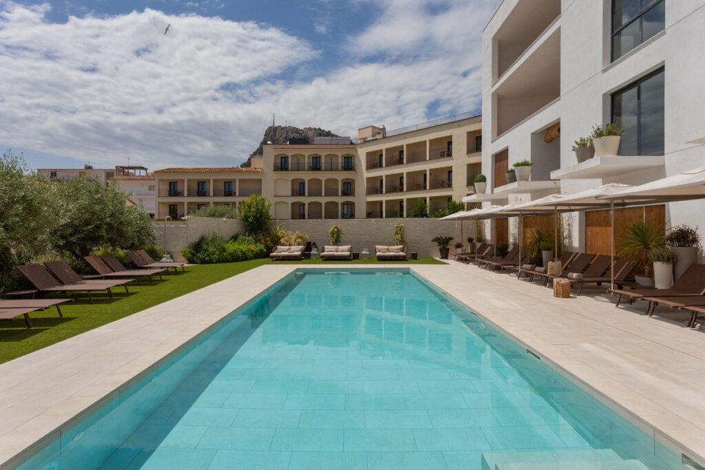 Exteriores y piscina del Hotel Marconia en l'Estartit