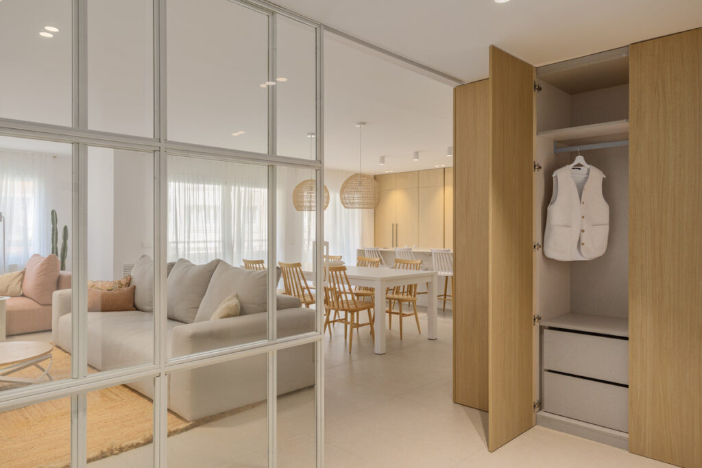 Entrada pis de Barcelona por Norden Interiorisme