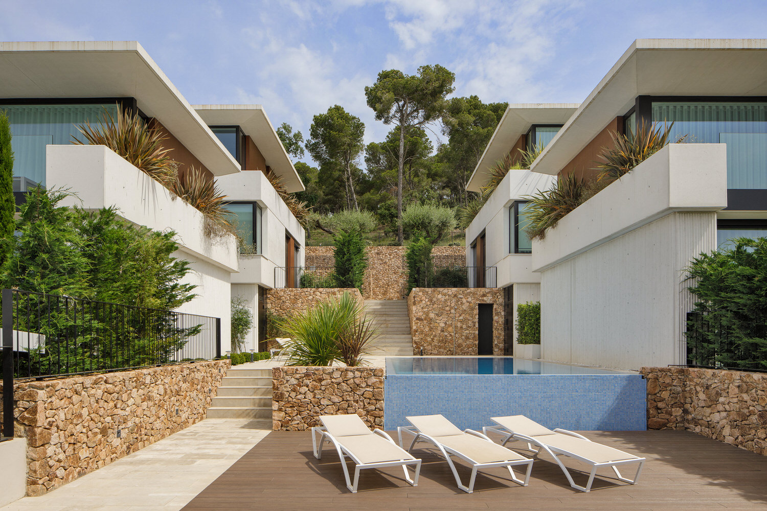 Exteriores con piscina de un complejo residencial capturado por un fotógrafo de arquitectura y interiorismo