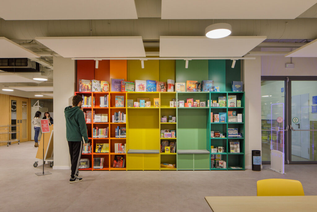 mueble estantería de colores en la biblioteca FIMA en la Universidad de Barcelona