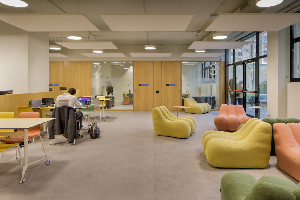 Espacio de estudio en la biblioteca FIMA en la Universidad de Barcelona
