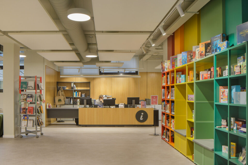 mueble estantería de colores en la biblioteca FIMA en la Universidad de Barcelona
