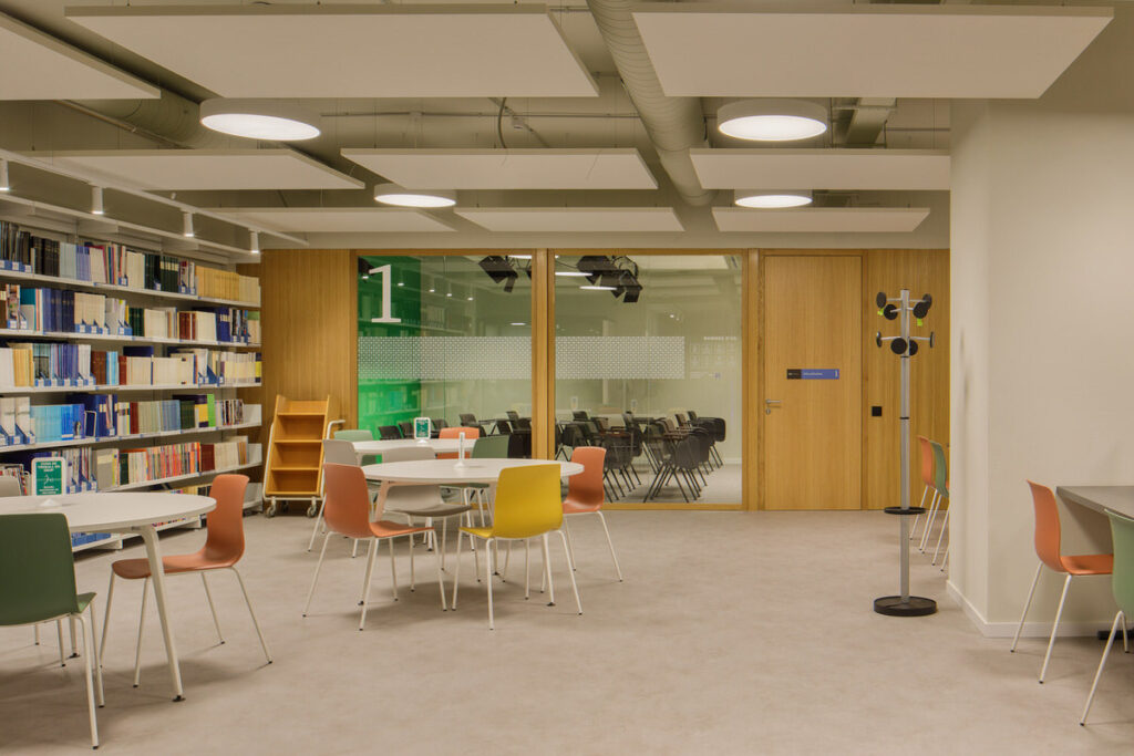 Espacio de estudio en la biblioteca FIMA en la Universidad de Barcelona