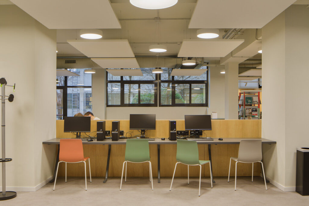 Espacio de estudio en la biblioteca FIMA en la Universidad de Barcelona