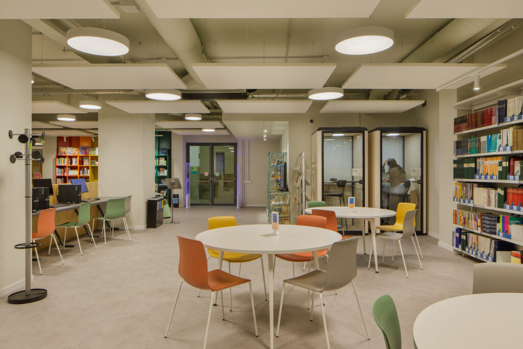 Espacio de estudio en la biblioteca FIMA en la Universidad de Barcelona