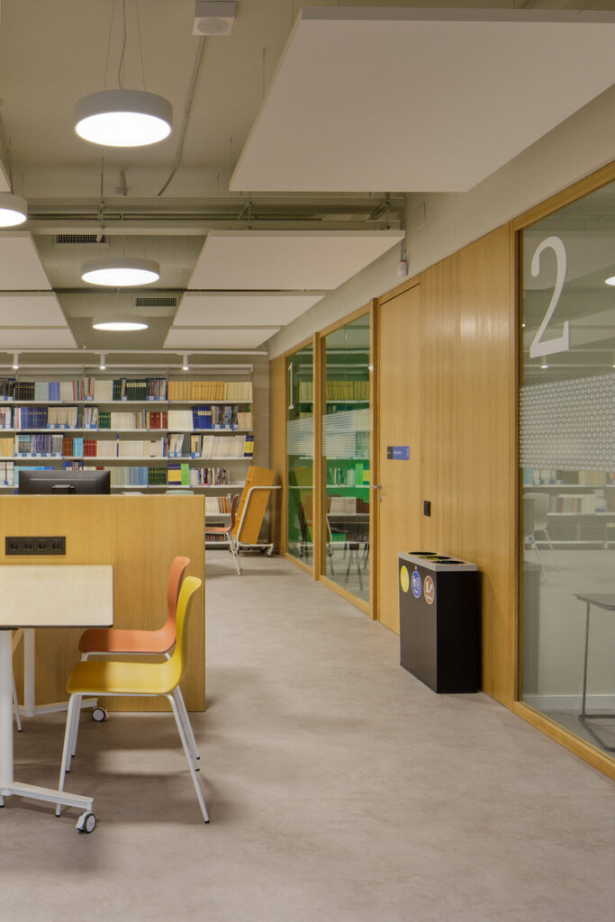Espacio de estudio en la biblioteca FIMA en la Universidad de Barcelona