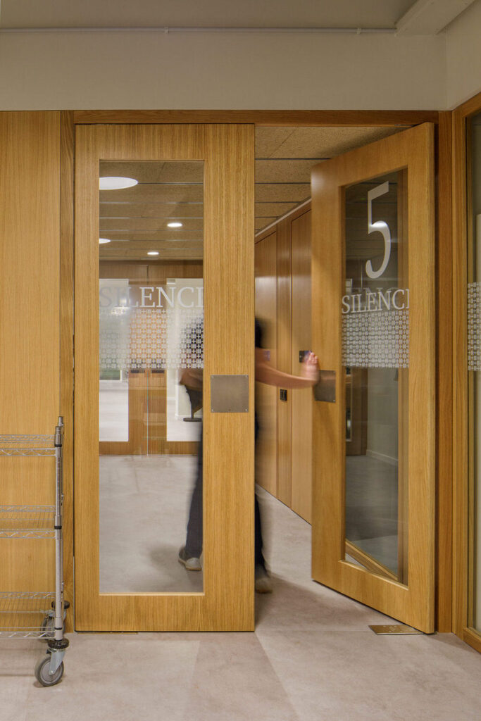 Espacio de estudio en la biblioteca FIMA en la Universidad de Barcelona