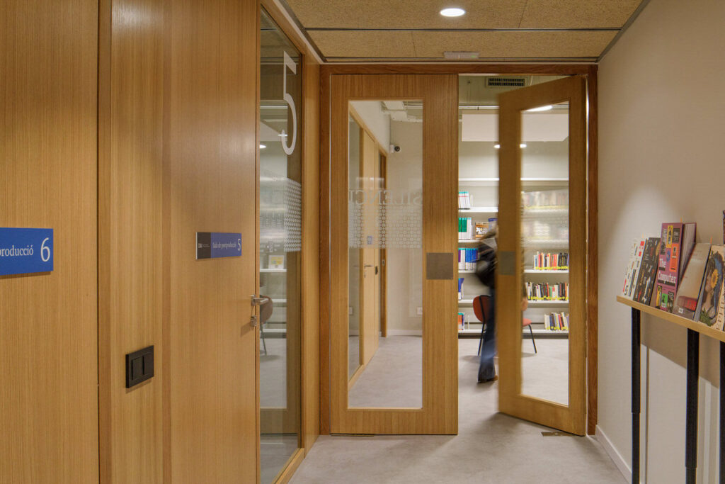 Espacio de estudio en la biblioteca FIMA en la Universidad de Barcelona